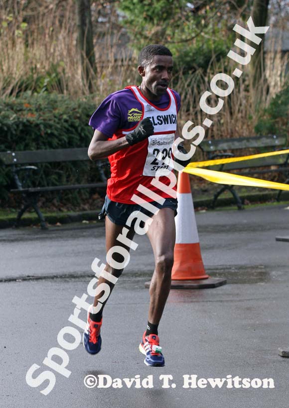Tadele Geremew (Elswick) wins the Ronnie Walker Saltwell 10k Road Race, Gateshead. Photo: David T. Hewitson/Sports for All Pics